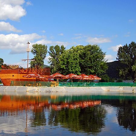 Hotel Dixon So Vstupom Do Bazena A Virivky Zdarma - Free Entrance To Pool And Jacuzzi Included Banská Bystrica Exterior foto