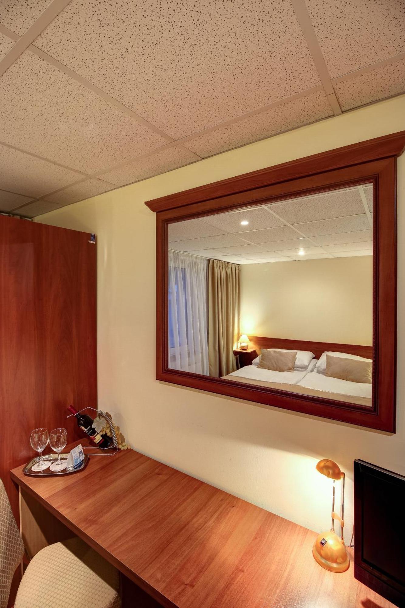 Hotel Dixon So Vstupom Do Bazena A Virivky Zdarma - Free Entrance To Pool And Jacuzzi Included Banská Bystrica Exterior foto