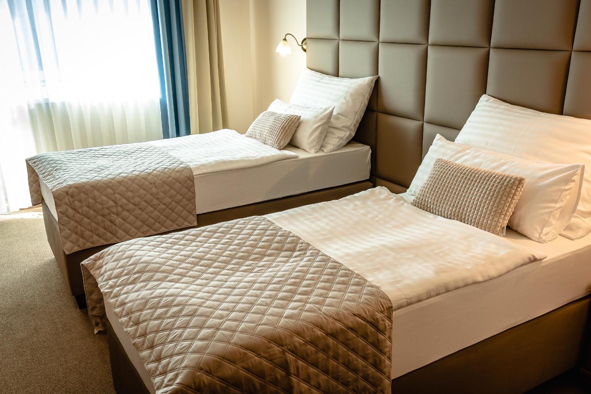 Hotel Dixon So Vstupom Do Bazena A Virivky Zdarma - Free Entrance To Pool And Jacuzzi Included Banská Bystrica Exterior foto