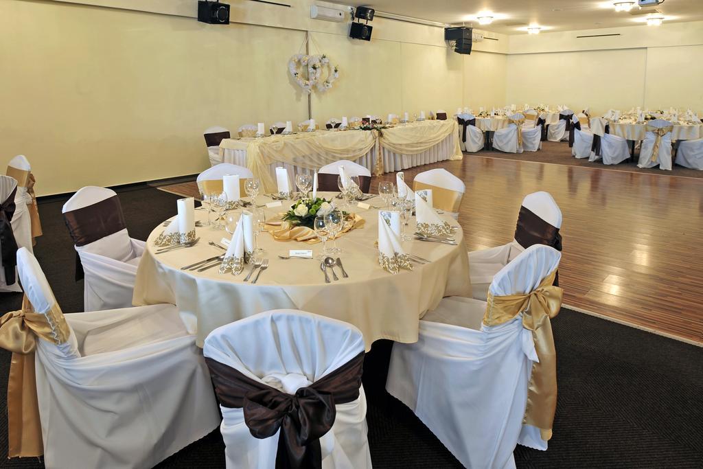 Hotel Dixon So Vstupom Do Bazena A Virivky Zdarma - Free Entrance To Pool And Jacuzzi Included Banská Bystrica Exterior foto