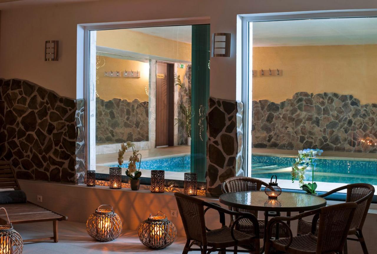 Hotel Dixon So Vstupom Do Bazena A Virivky Zdarma - Free Entrance To Pool And Jacuzzi Included Banská Bystrica Exterior foto