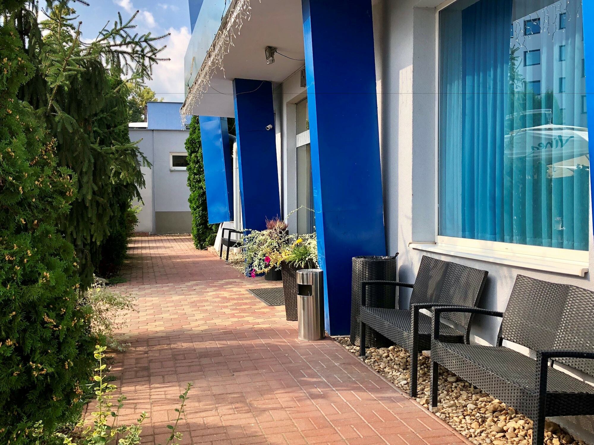 Hotel Dixon So Vstupom Do Bazena A Virivky Zdarma - Free Entrance To Pool And Jacuzzi Included Banská Bystrica Exterior foto