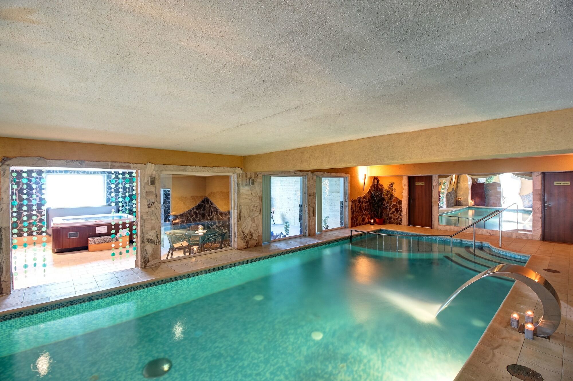 Hotel Dixon So Vstupom Do Bazena A Virivky Zdarma - Free Entrance To Pool And Jacuzzi Included Banská Bystrica Exterior foto