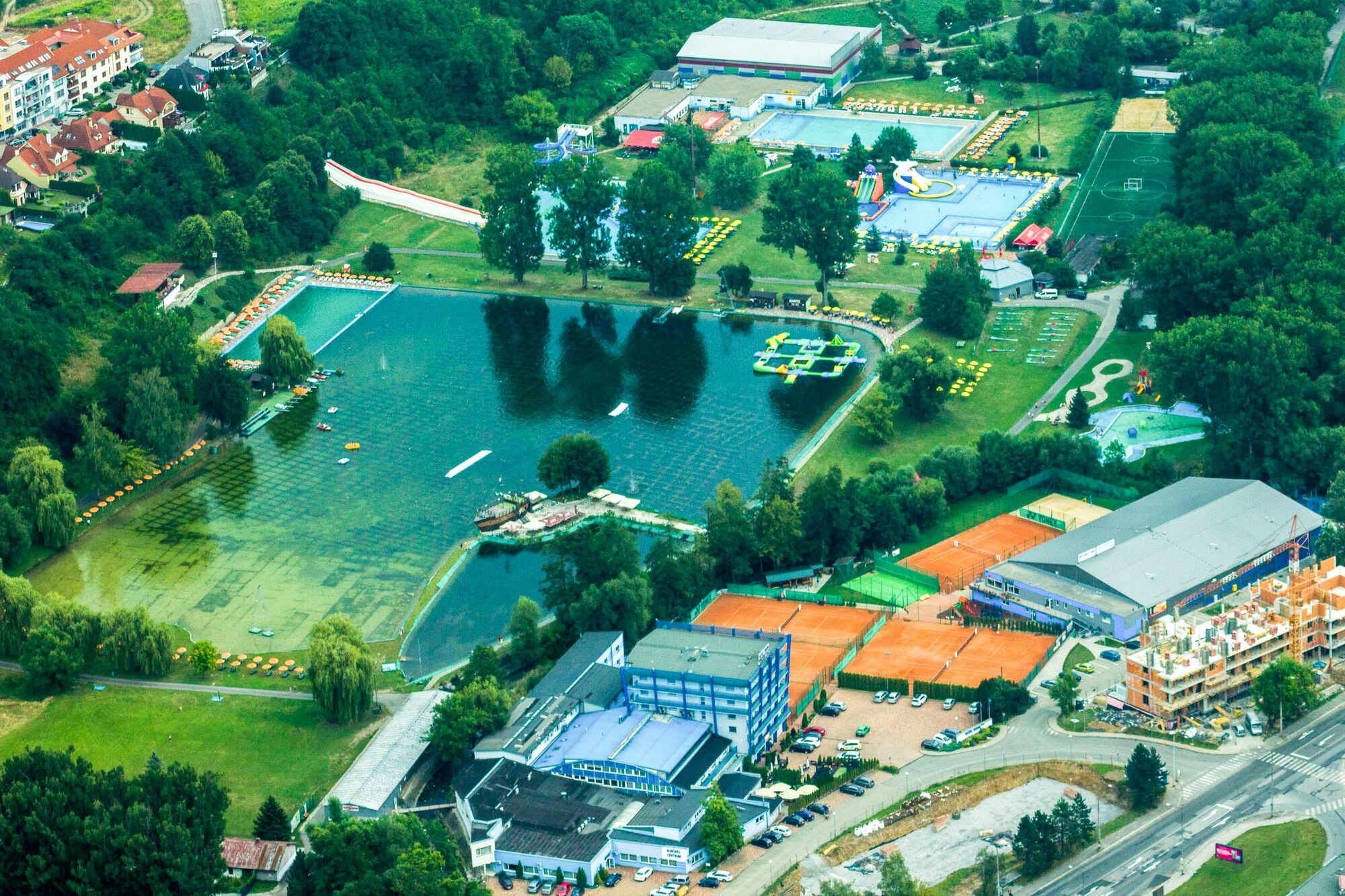 Hotel Dixon So Vstupom Do Bazena A Virivky Zdarma - Free Entrance To Pool And Jacuzzi Included Banská Bystrica Exterior foto
