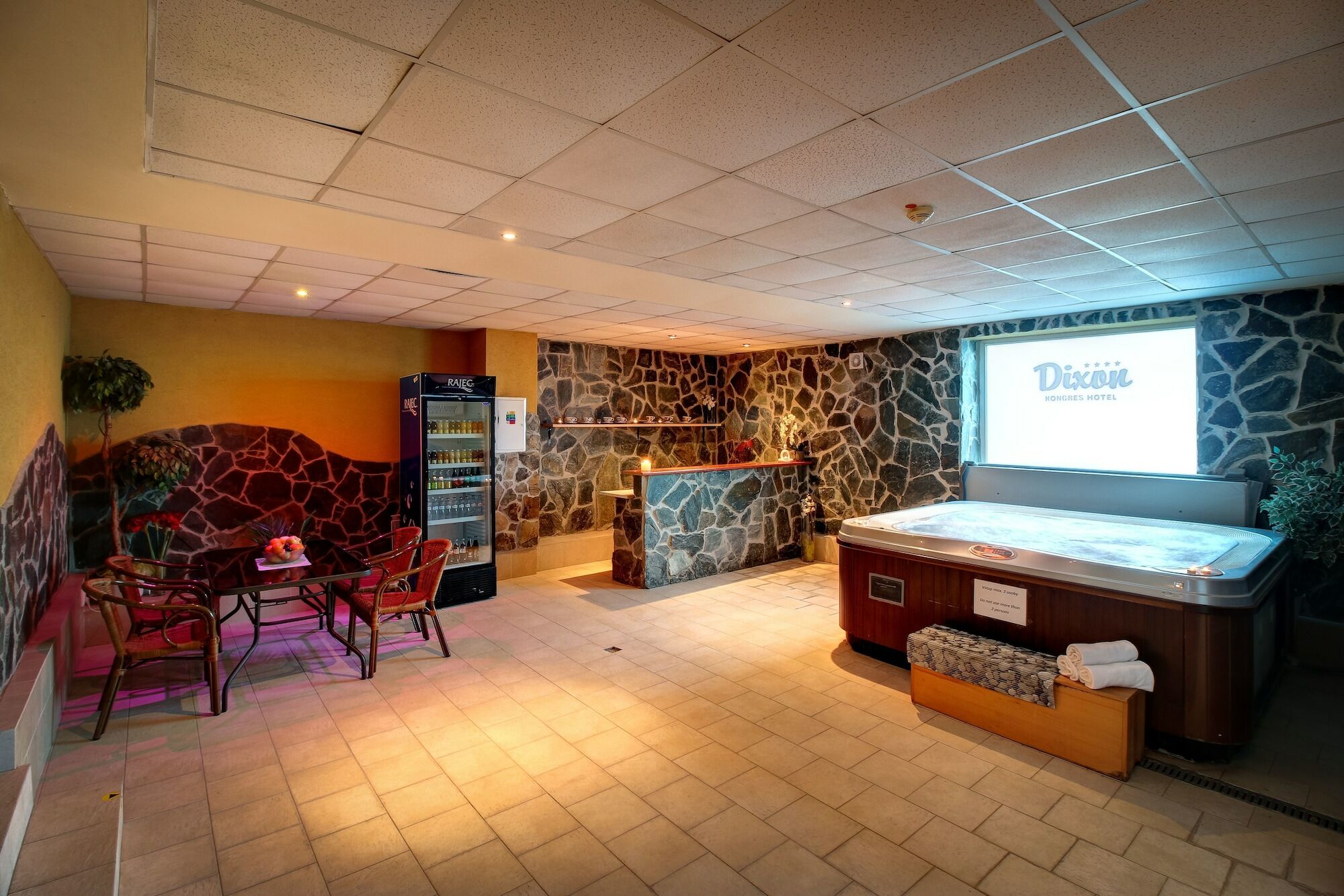Hotel Dixon So Vstupom Do Bazena A Virivky Zdarma - Free Entrance To Pool And Jacuzzi Included Banská Bystrica Exterior foto